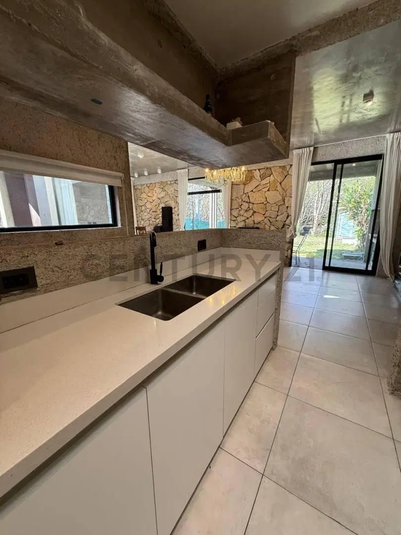 Casa en venta de 2 dormitorios con piscina en Villa Elisa 4