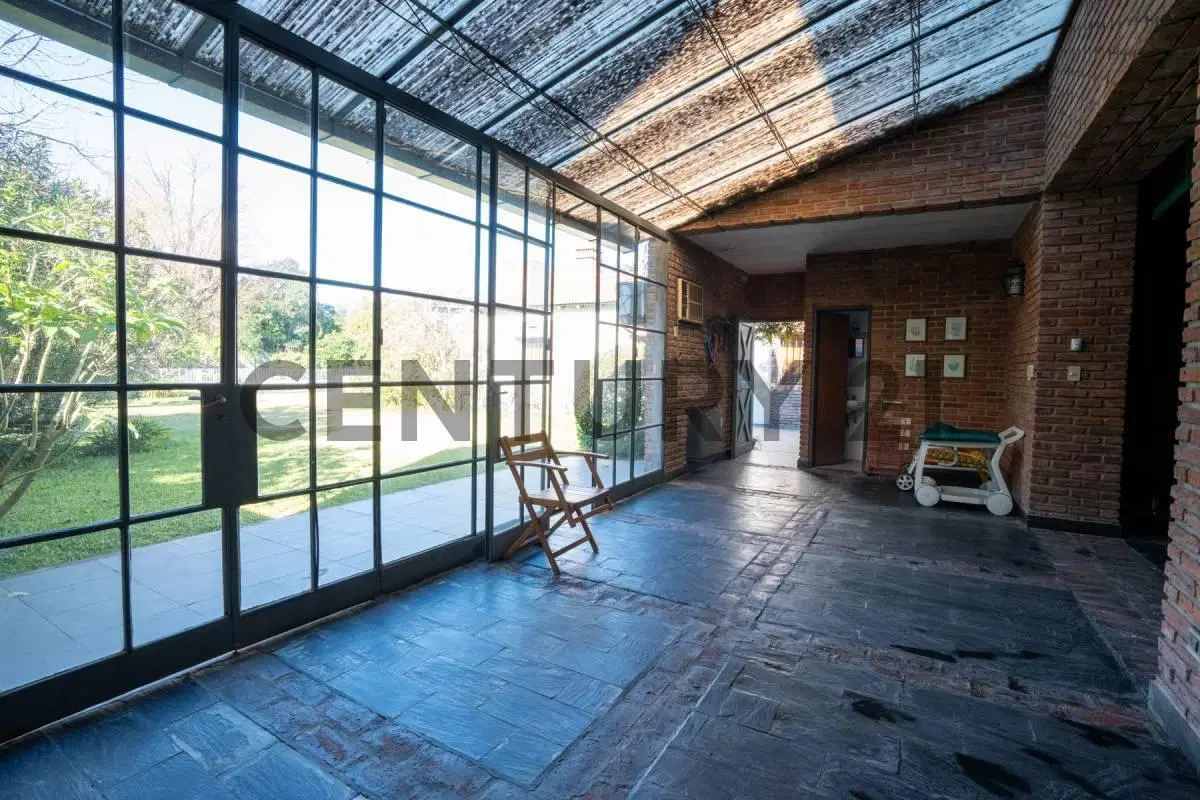 Venta de lote en City Bell, con quincho y cochera 3