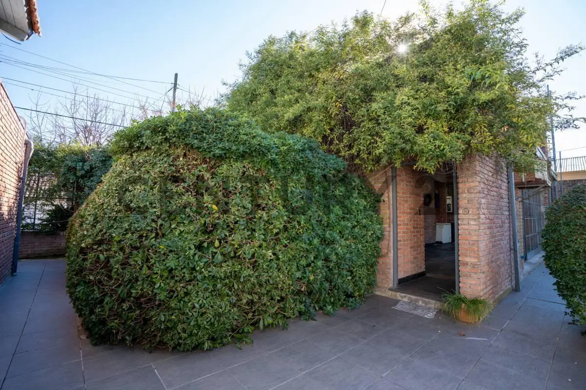 Venta de lote en City Bell, con quincho y cochera 2