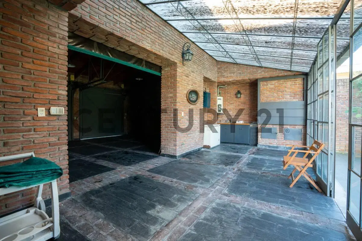 Venta de lote en City Bell, con quincho y cochera 5