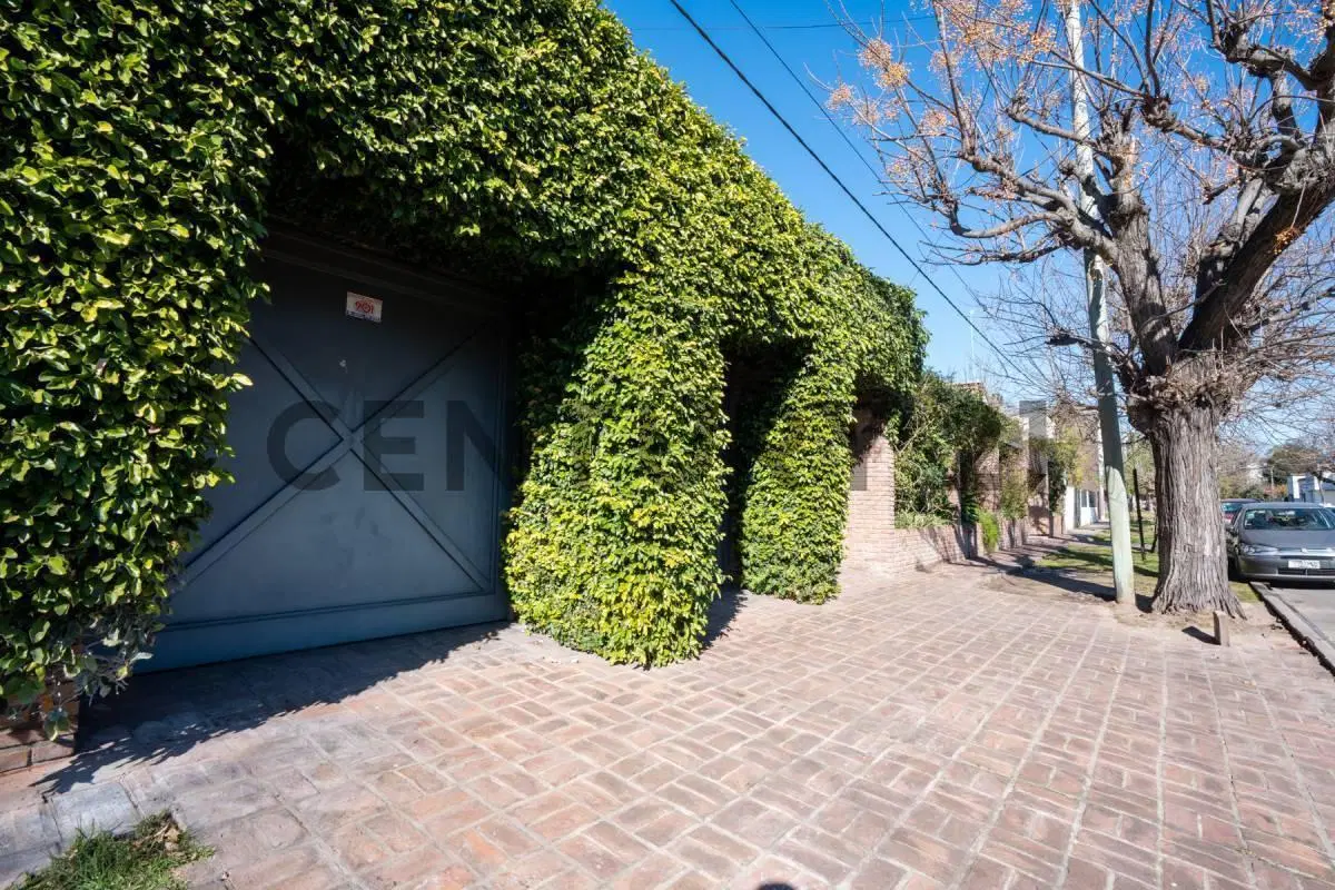 Venta de lote en City Bell, con quincho y cochera 8