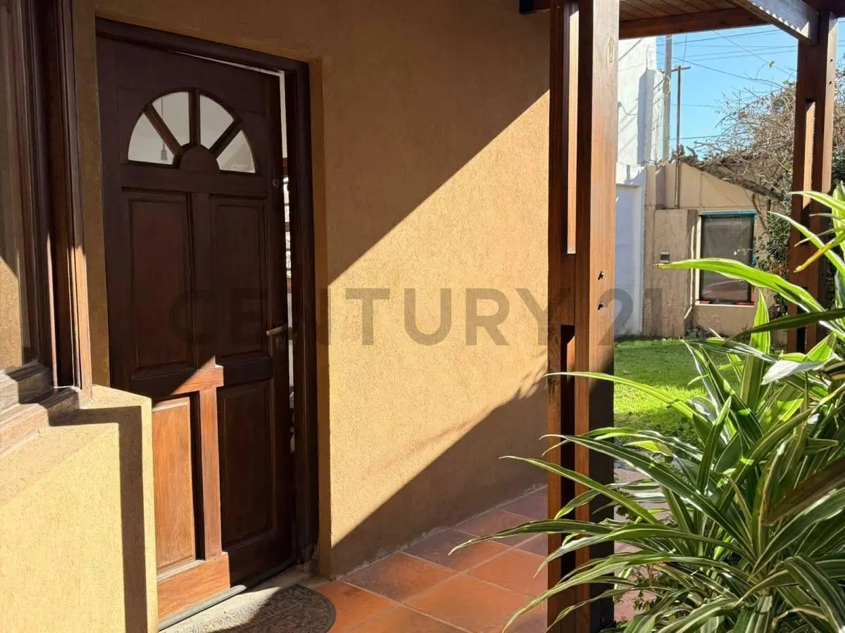 Casa en venta en La Plata, 3 dormitorios 4