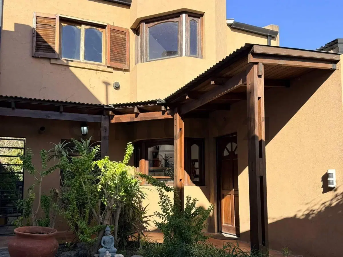 Casa en venta en La Plata, 3 dormitorios 2