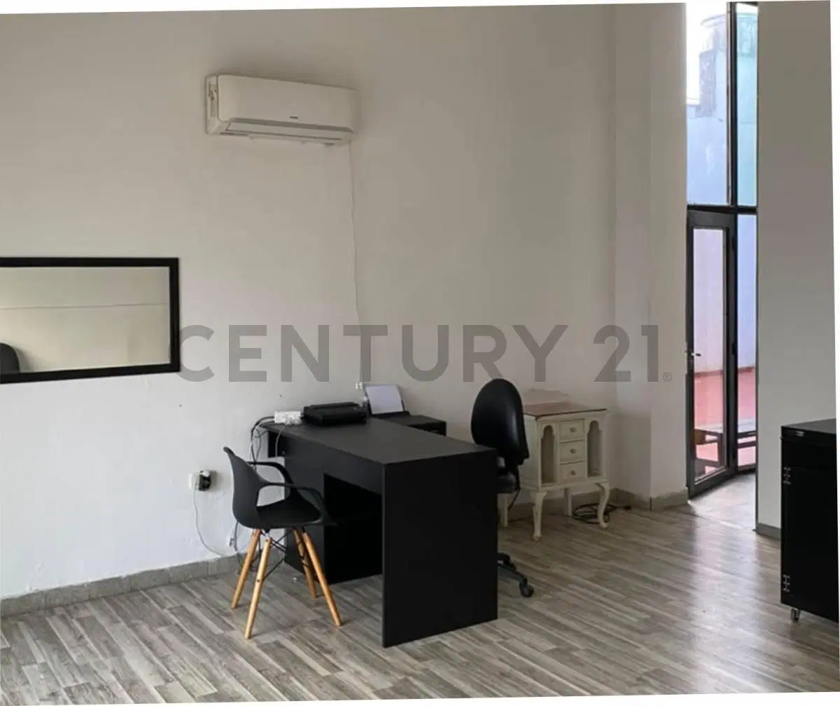 Local en alquiler con oficinas, depósito y cochera 4