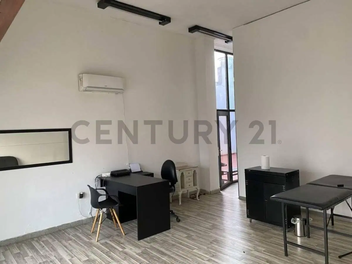 Local en alquiler con oficinas, depósito y cochera 3