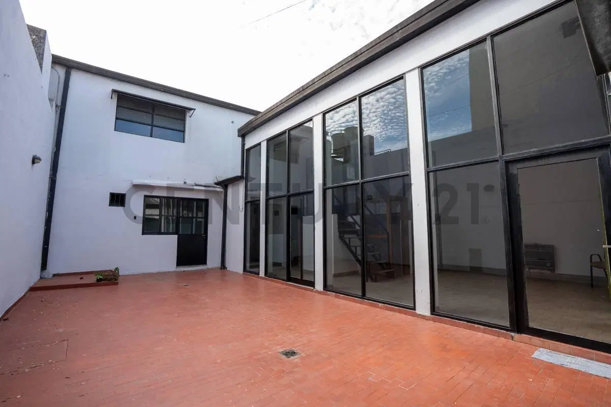 Local en alquiler con oficinas, depósito y cochera 8