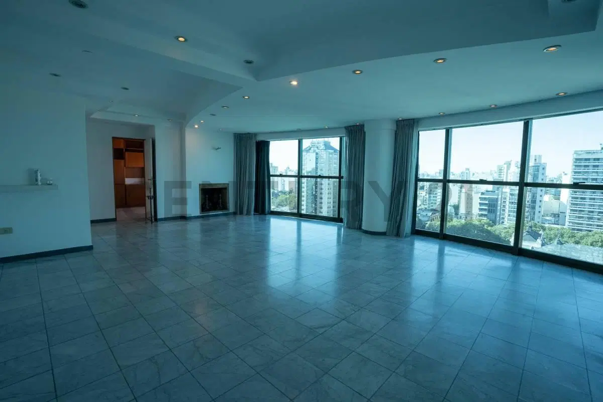 Piso de Categoría a la venta, con 3 dormitorios, cochera y baulera 8