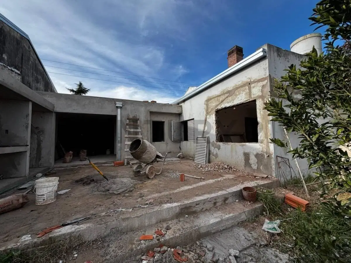 Casa en venta pozo ,Gonnet  495 e/ 17 y 18 4