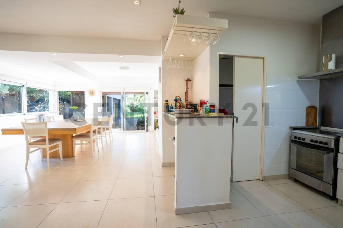 Foto de Casa en venta en City Bell, 3 dormitorios, quincho y pileta, imagen 4