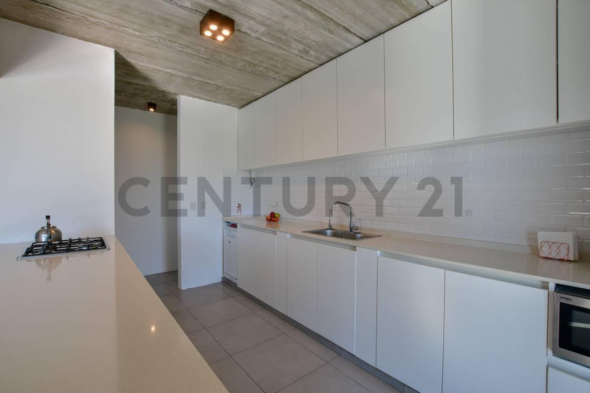 Foto de CASA EN VENTA 2 DORMITORIOS BARRIO LA CHIQUITA CITY BELL, imagen 1