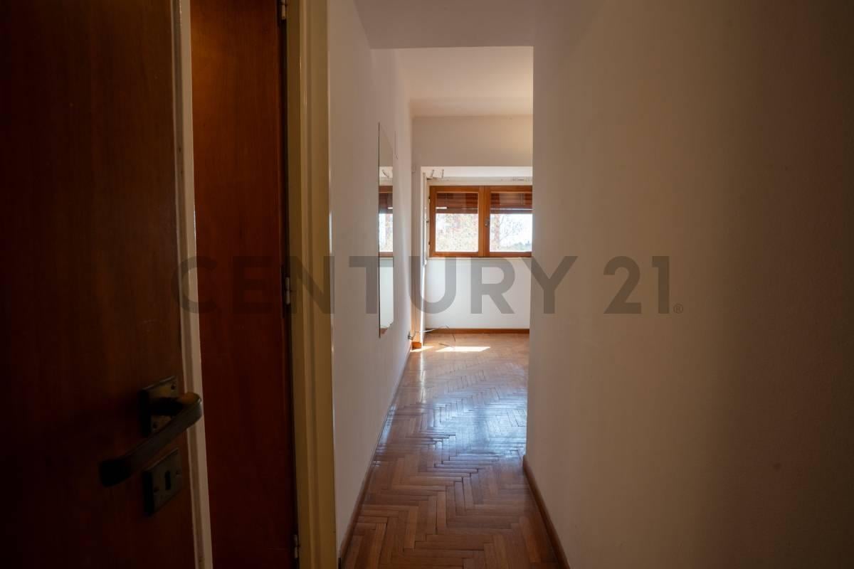 Foto de Departamento de Categoría en Venta La Plata - 3 Dormitorios y 2 Cocheras, imagen 1