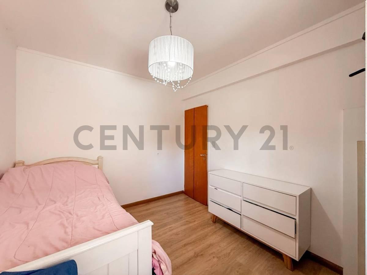 Foto de Departamento de 2 dormitorios con cochera y balcón en venta – 5 esquina, imagen 2