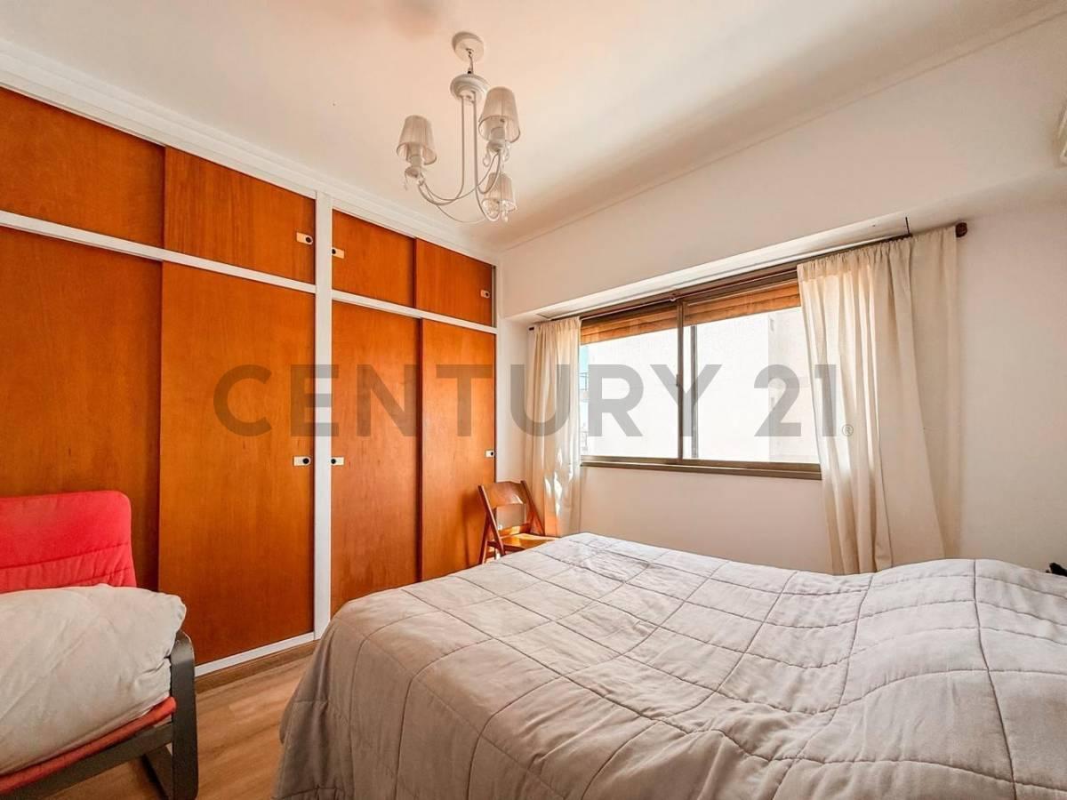 Foto de Departamento de 2 dormitorios con cochera y balcón en venta – 5 esquina, imagen 1