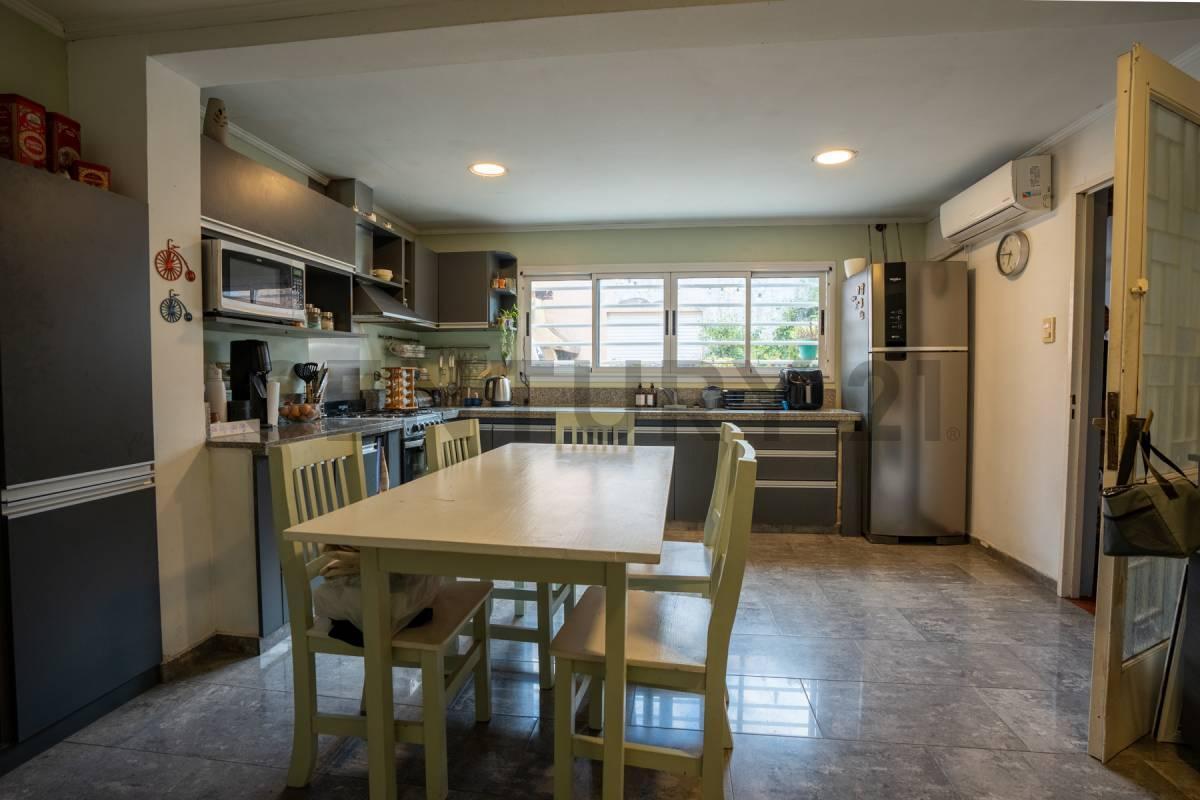 Foto de CASA EN VENTA EN TOLOSA - CUATRO DORMITORIOS Y DOS CONSULTORIOS, imagen 1