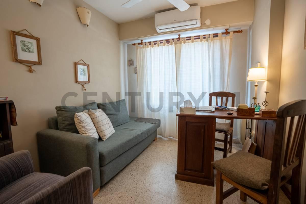 Foto de CASA EN VENTA EN TOLOSA - CUATRO DORMITORIOS Y DOS CONSULTORIOS, imagen 3