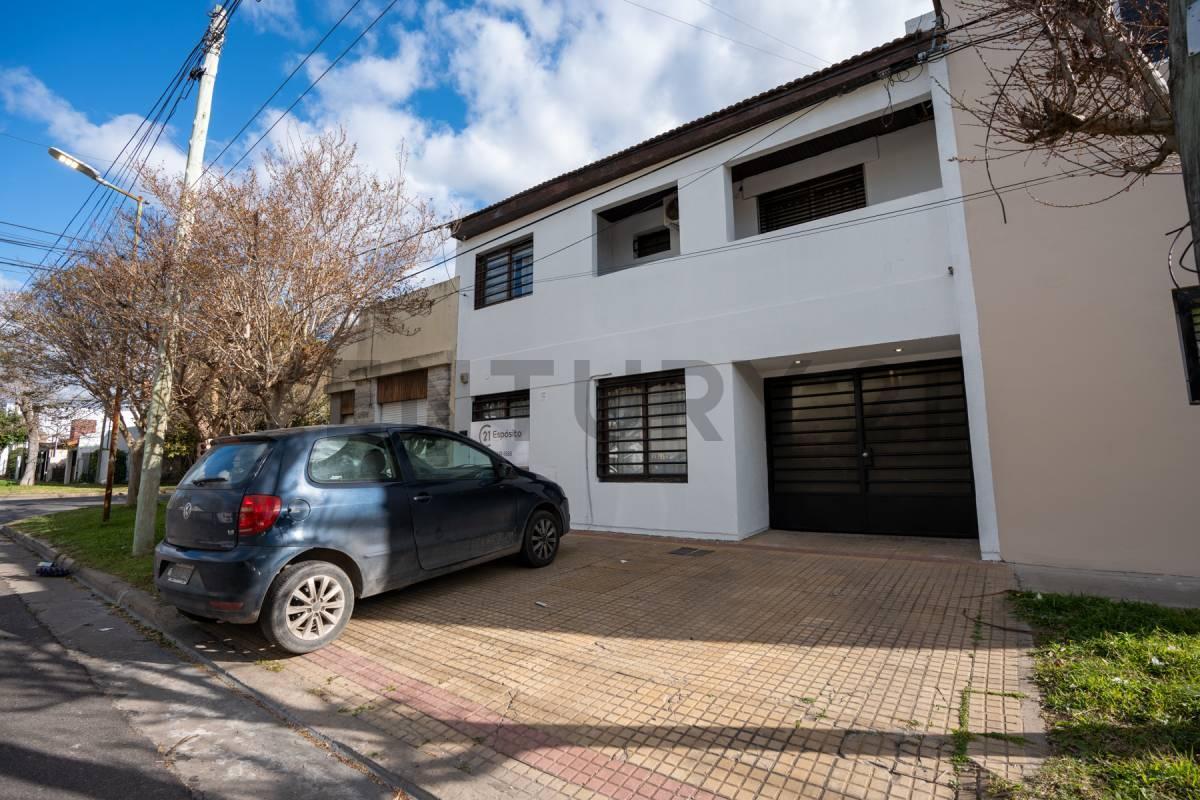 Foto de CASA EN VENTA EN TOLOSA - CUATRO DORMITORIOS Y DOS CONSULTORIOS, imagen 2