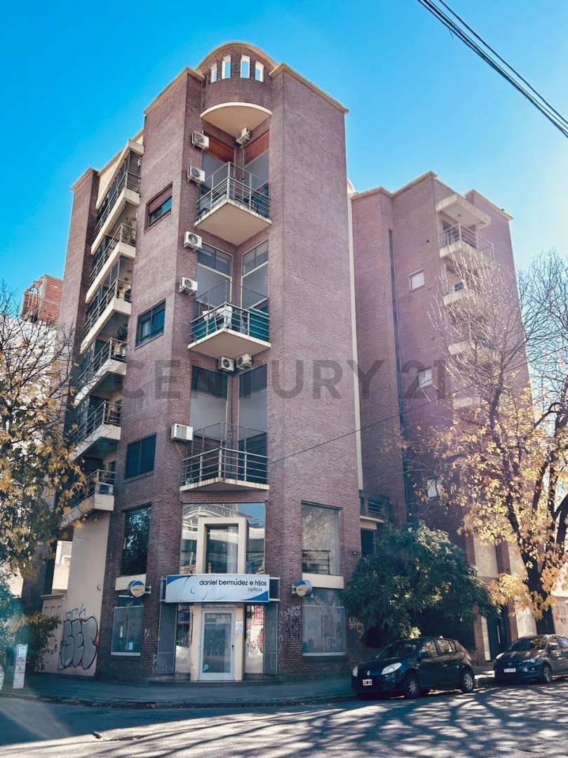 Foto de Departamento de 2 dormitorios con cochera y balcón en venta – 5 esquina, imagen 1