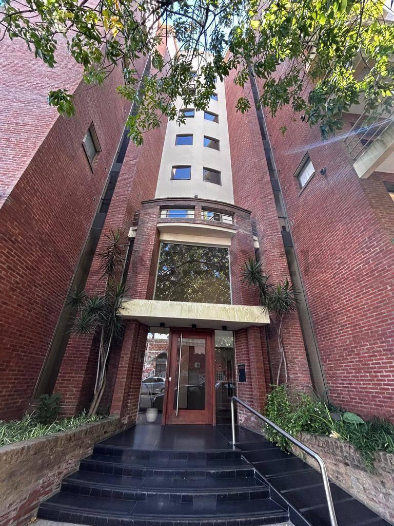 Foto de Departamento de 2 dormitorios con cochera y balcón en venta – 5 esquina, imagen 3