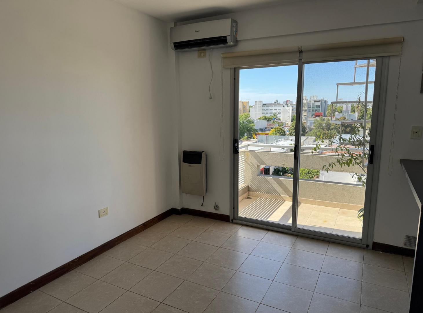 Foto de Departamento en alquiler con cochera y terraza privada, imagen 3