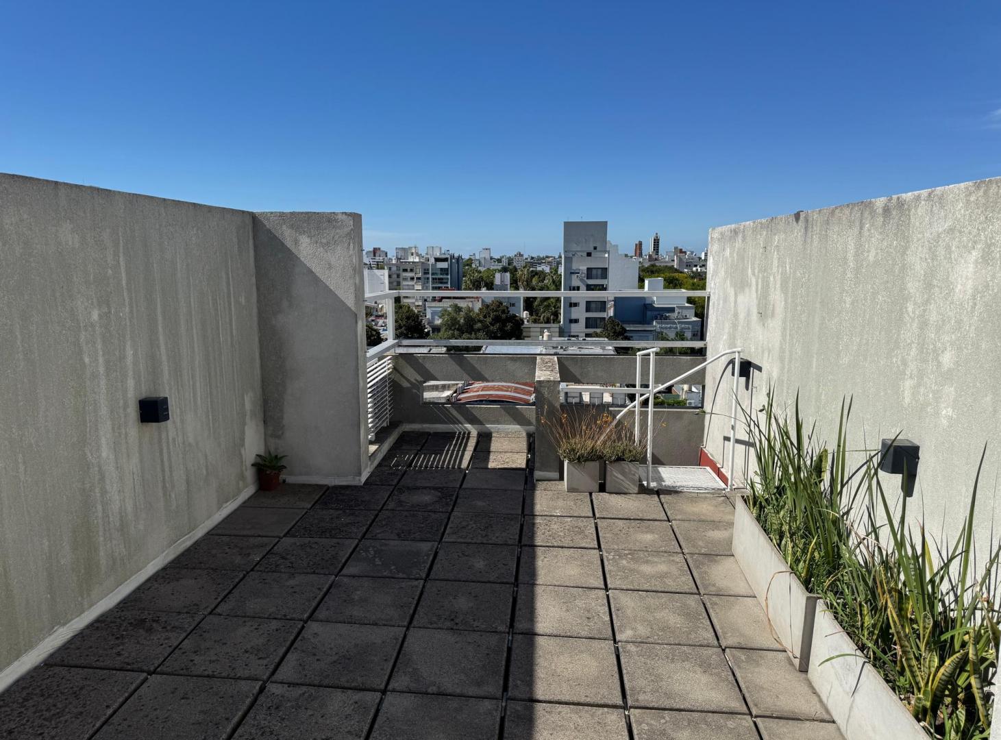 Foto de Departamento en alquiler con cochera y terraza privada, imagen 1