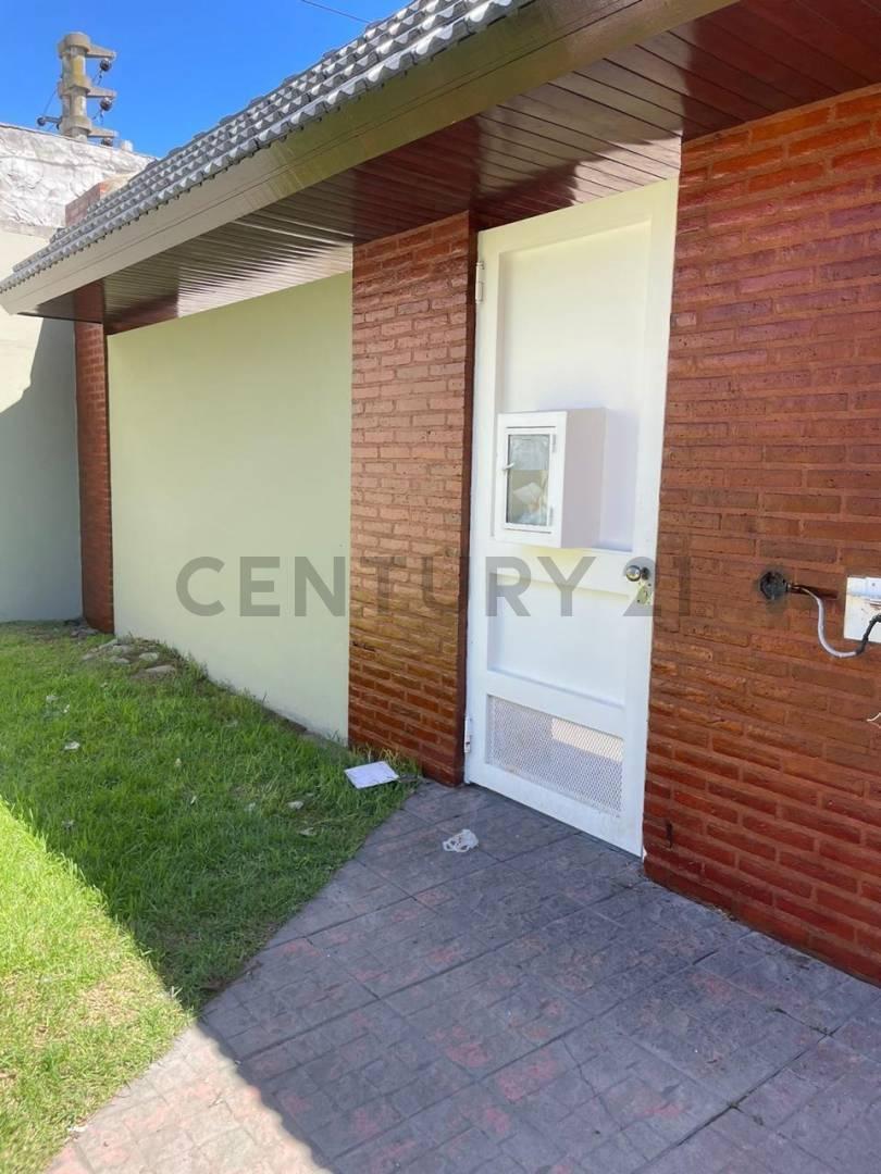 Foto de VENTA | Moderna Casa de 3 Dormitorios con Pileta, Cochera Doble y Gran, imagen 3