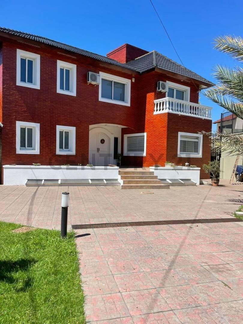 Foto de VENTA | Moderna Casa de 3 Dormitorios con Pileta, Cochera Doble y Gran, imagen 1