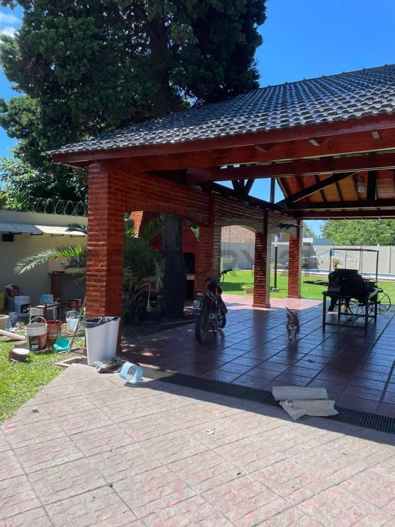 Foto de VENTA | Moderna Casa de 3 Dormitorios con Pileta, Cochera Doble y Gran, imagen 2