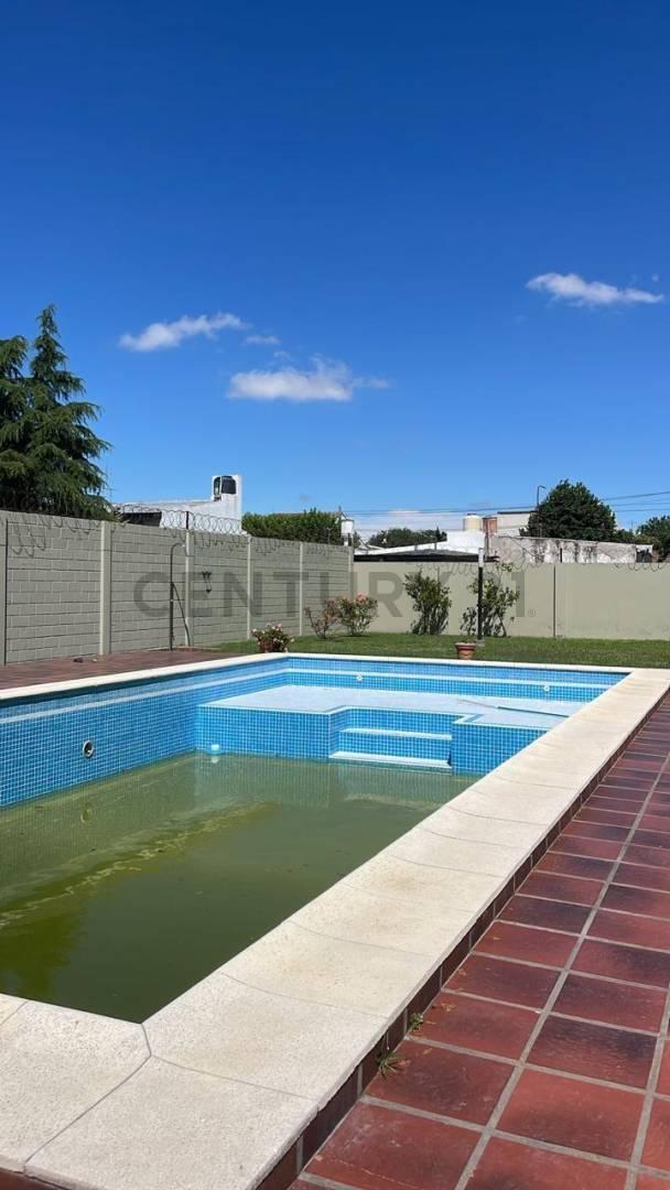 Foto de VENTA | Moderna Casa de 3 Dormitorios con Pileta, Cochera Doble y Gran, imagen 4