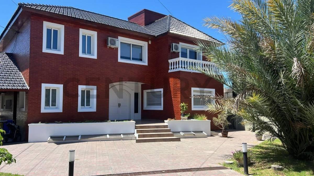 Foto de VENTA | Moderna Casa de 3 Dormitorios con Pileta, Cochera Doble y Gran, imagen 2