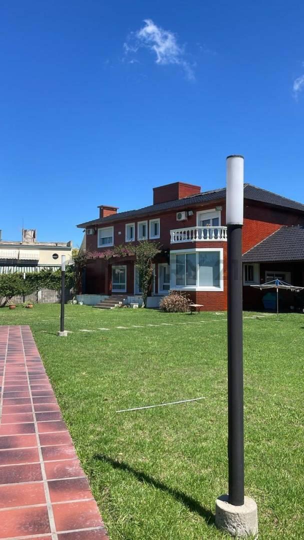 Foto de VENTA | Moderna Casa de 3 Dormitorios con Pileta, Cochera Doble y Gran, imagen 1