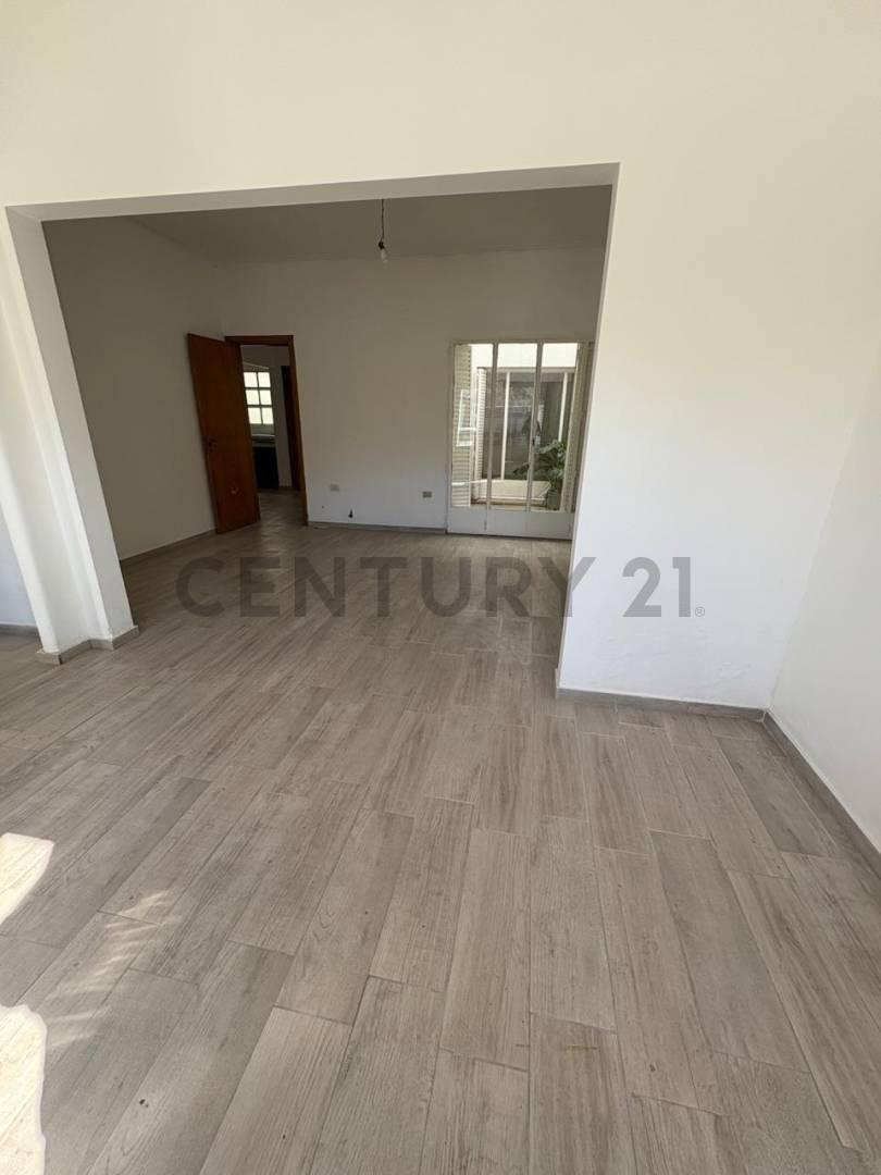 Foto de PH en venta La Plata. Patio y planta baja., imagen 1