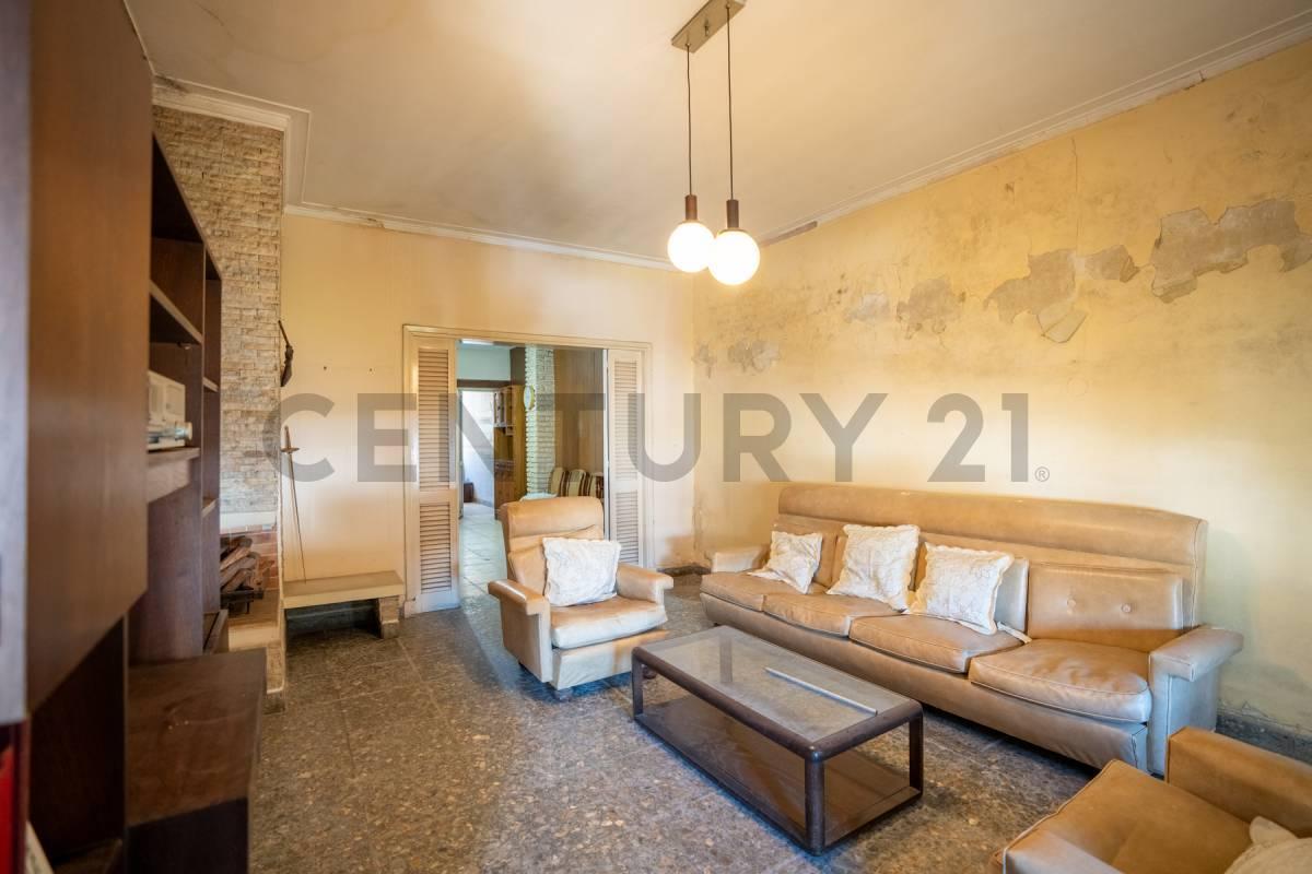 Foto de Casa de tres dormitorios en venta en La Plata - a reciclar-, imagen 3