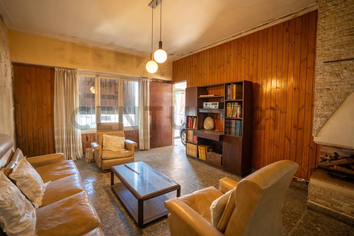 Foto de Casa de tres dormitorios en venta en La Plata - a reciclar-, imagen 1
