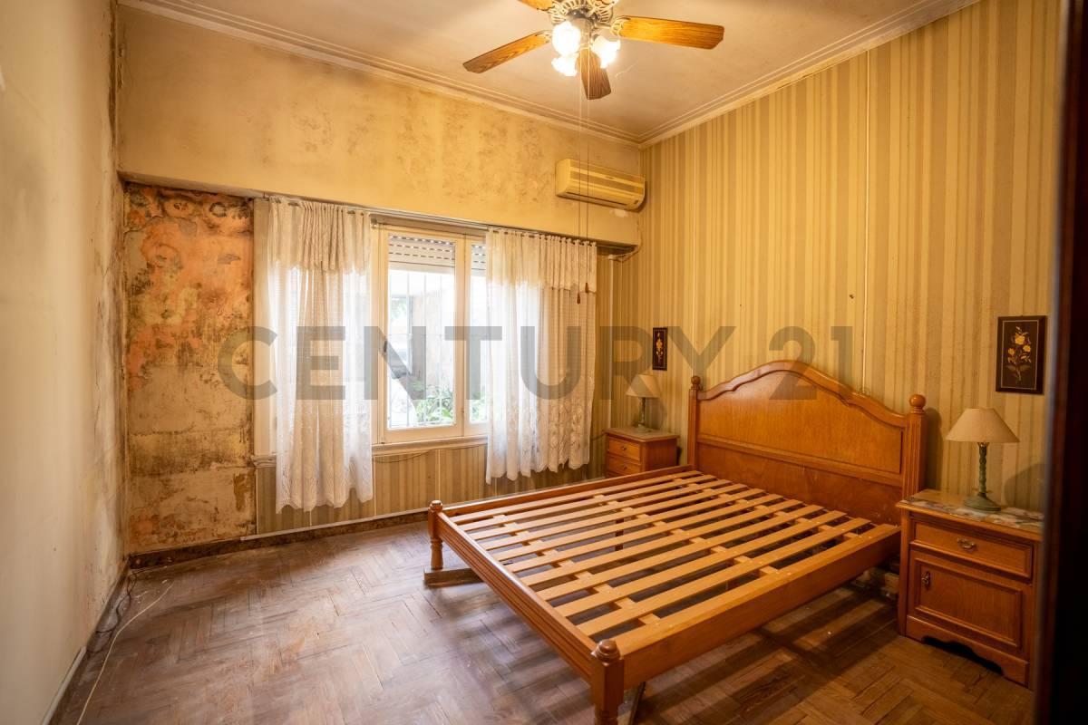 Foto de Casa de tres dormitorios en venta en La Plata - a reciclar-, imagen 2