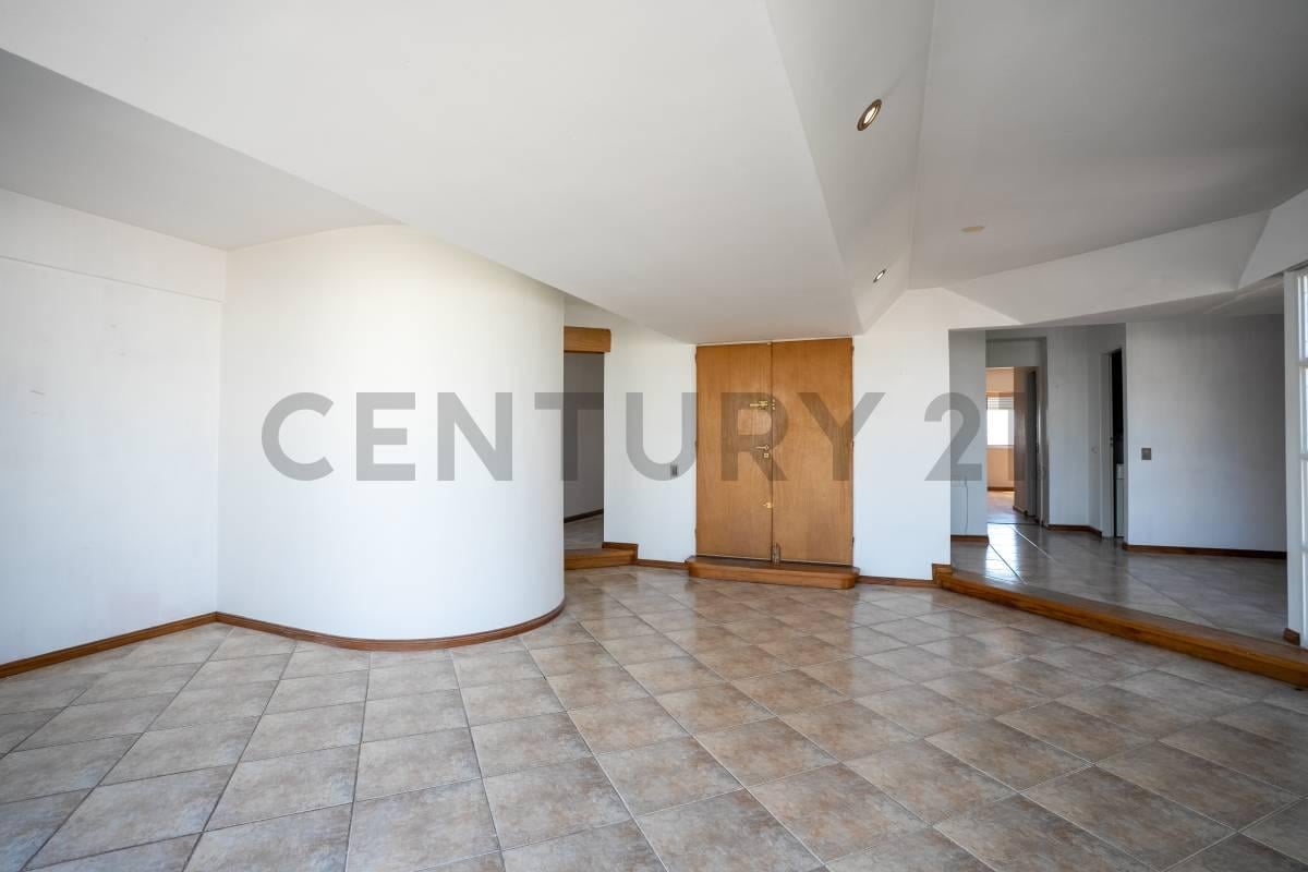 Foto de Departamento tipo PISO de dos dormitorios mas estudio y Cochera en, imagen 2