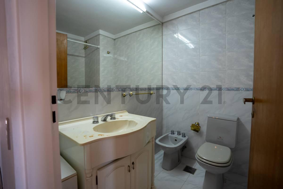 Foto de Departamento tipo PISO de dos dormitorios mas estudio y Cochera en, imagen 5