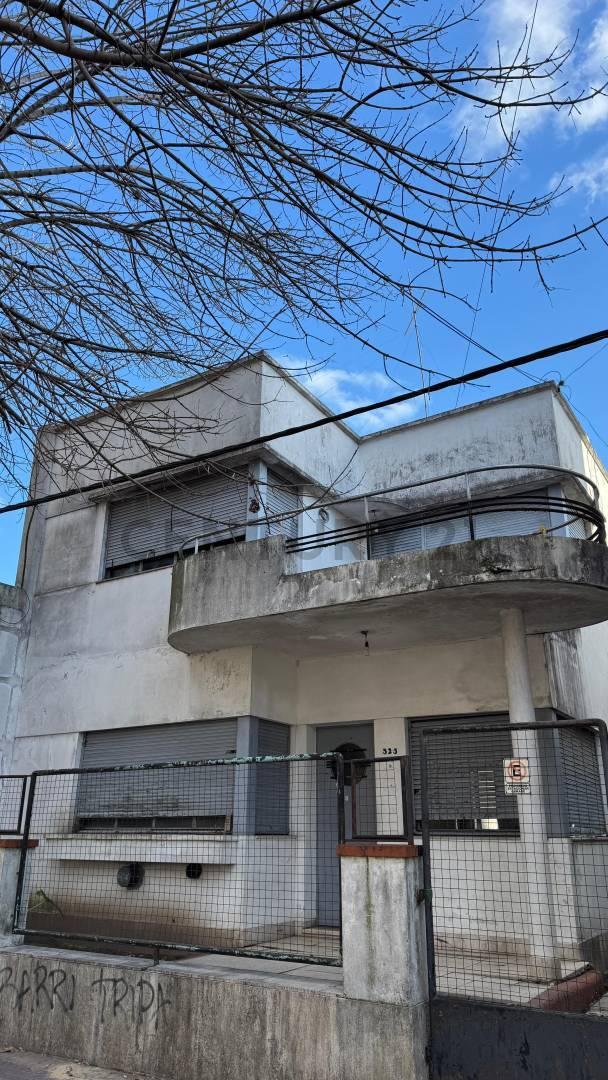 Foto de Casa a reciclar en venta sobre lote de 600 m2 – La Plata, imagen 1
