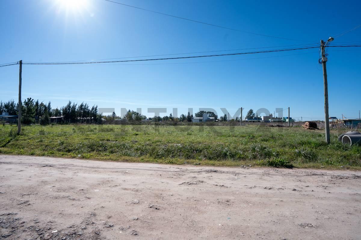 Foto de 639 esq. 142 | Terreno con escritura en venta en ARANA, imagen 1