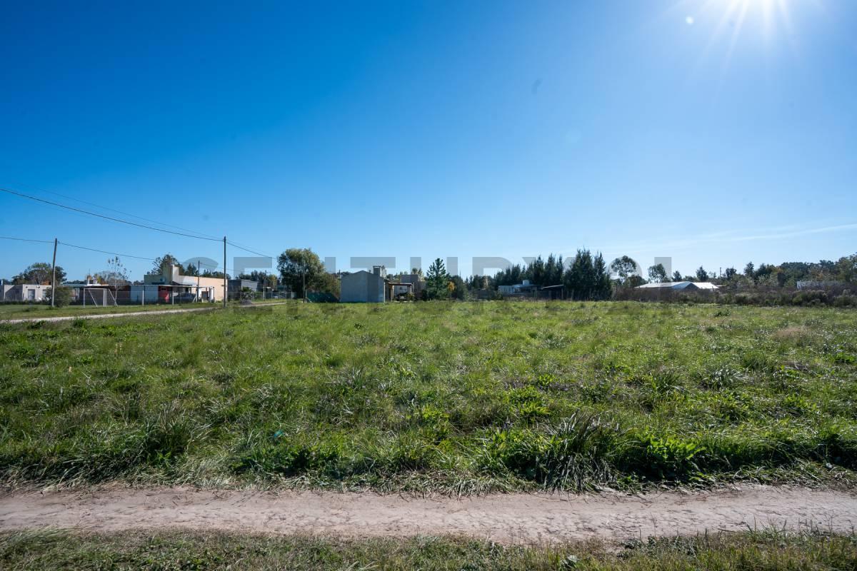 Foto de 639 esq. 142 | Terreno con escritura en venta en ARANA, imagen 2