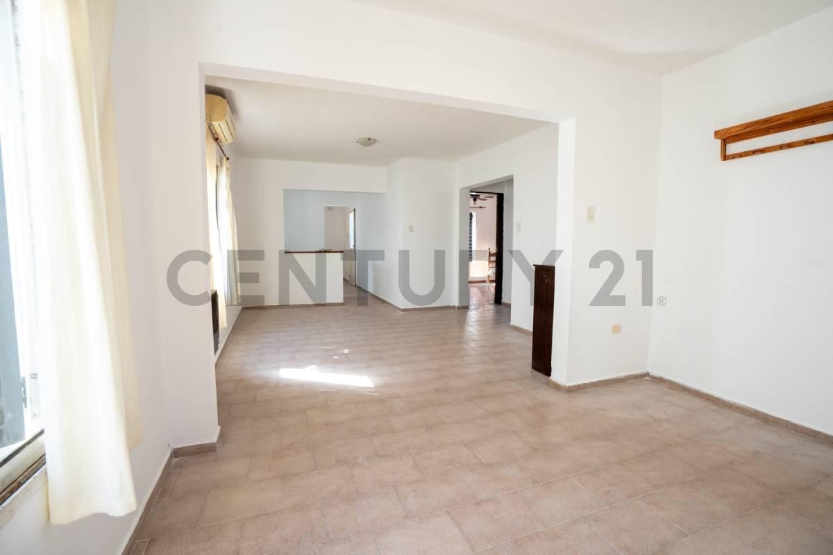 Foto de 148 e/ 44 y 45 La Plata | Casa en venta 2 dormitorios, galpón y depto a, imagen 2