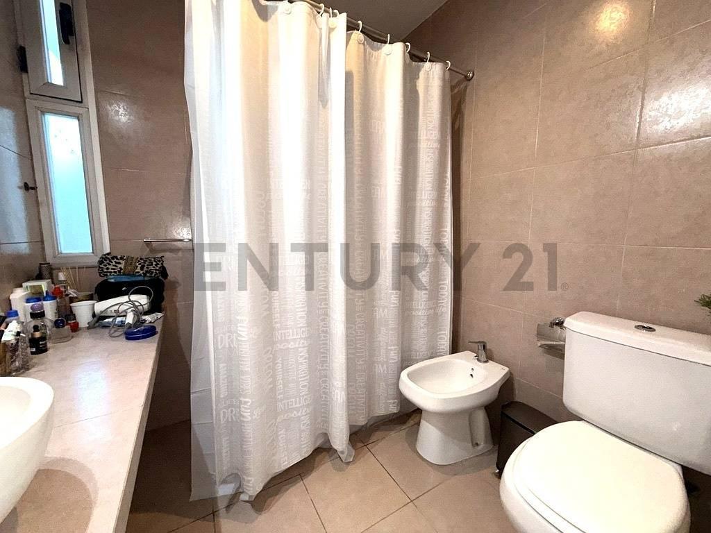 Foto de Casa en venta La Plata, 2 dormitorios, Pileta, imagen 3