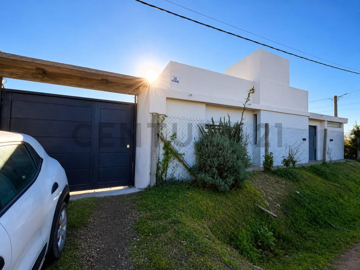 Foto de Casa en venta La Plata, 2 dormitorios, Pileta, imagen 1
