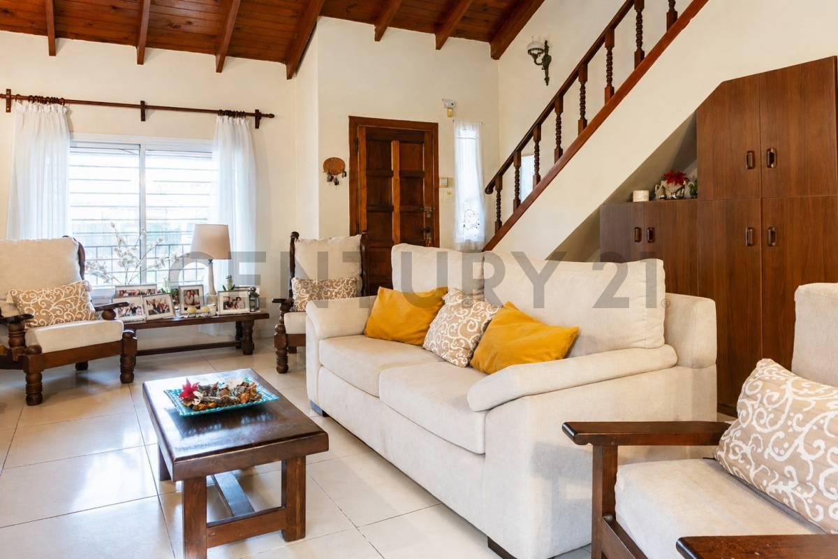 Foto de CASA EN VENTA DE DOS DORMITORIOS Y ESTUDIO O TERCER DORMITORIO, EN EL, imagen 1