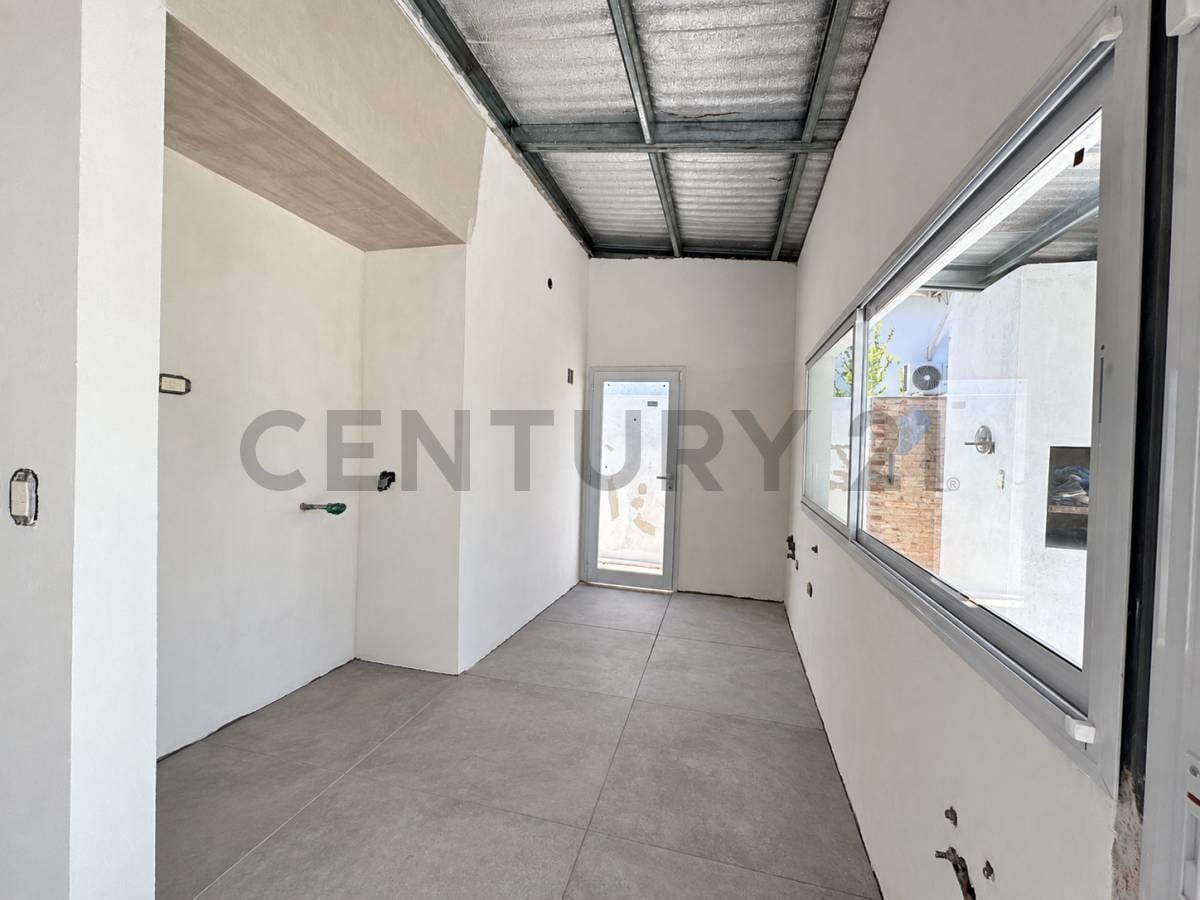 Foto de Casa reciclada a nuevo en City Bell | 2 dormitorios, parque y pileta, imagen 4
