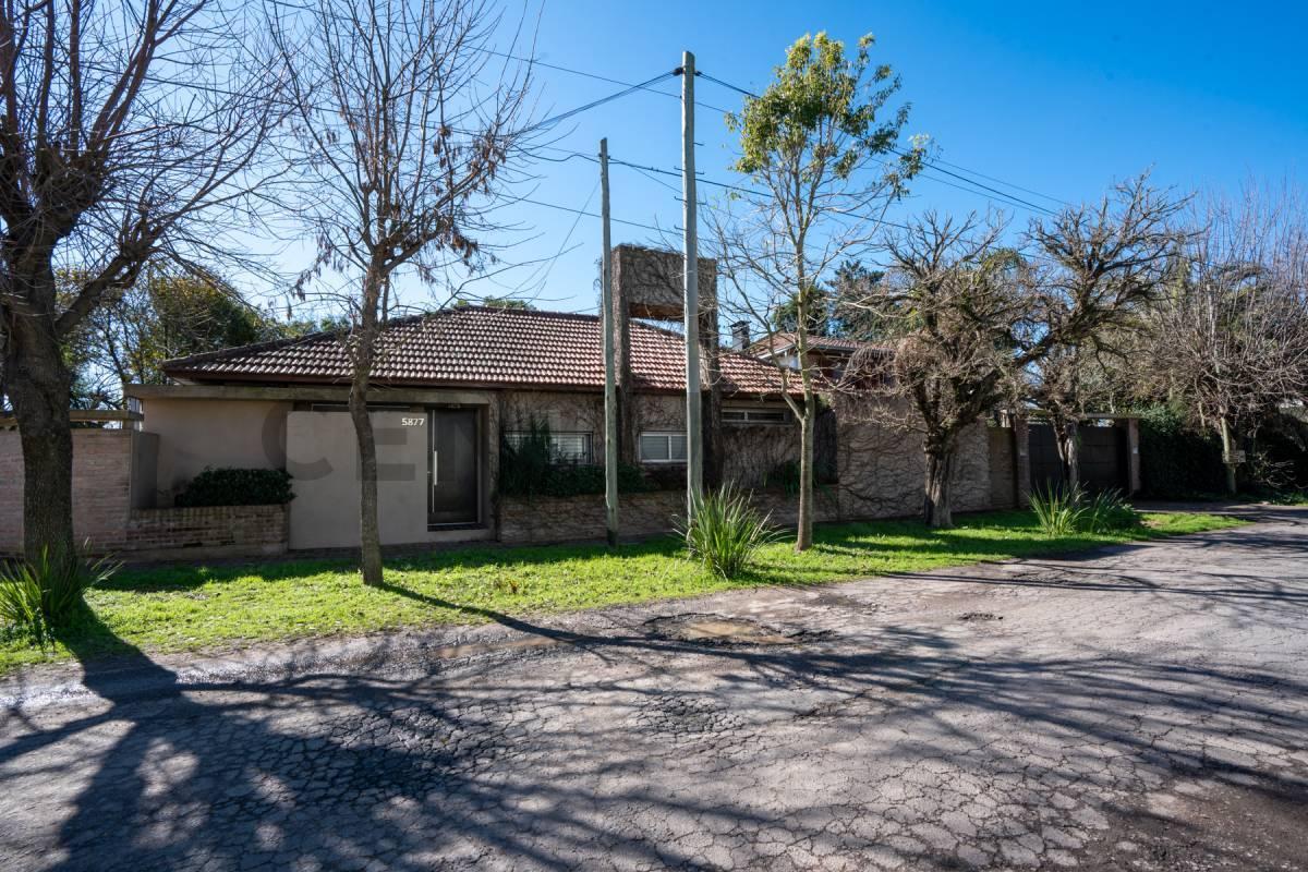 Foto de Casa en venta en City Bell, 3 dormitorios, quincho y pileta, imagen 2