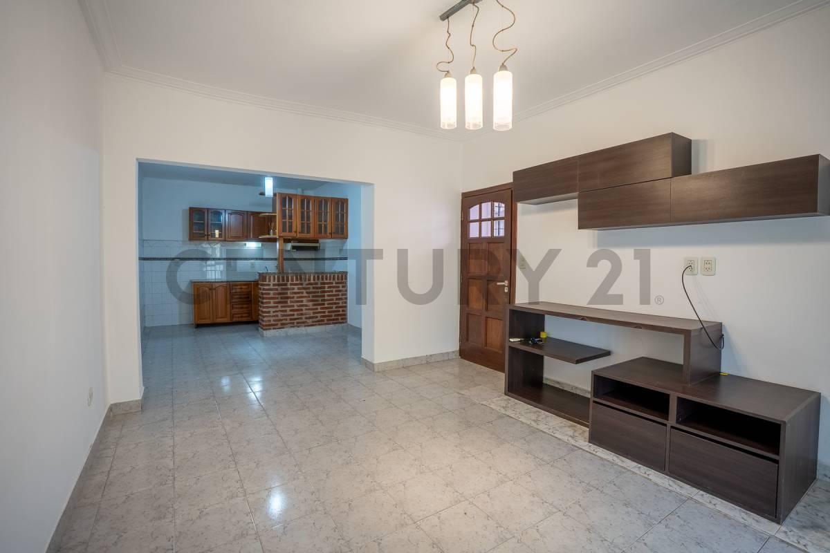 Foto de .Casa en venta – 2 dormitorios, cochera y patio., imagen 1