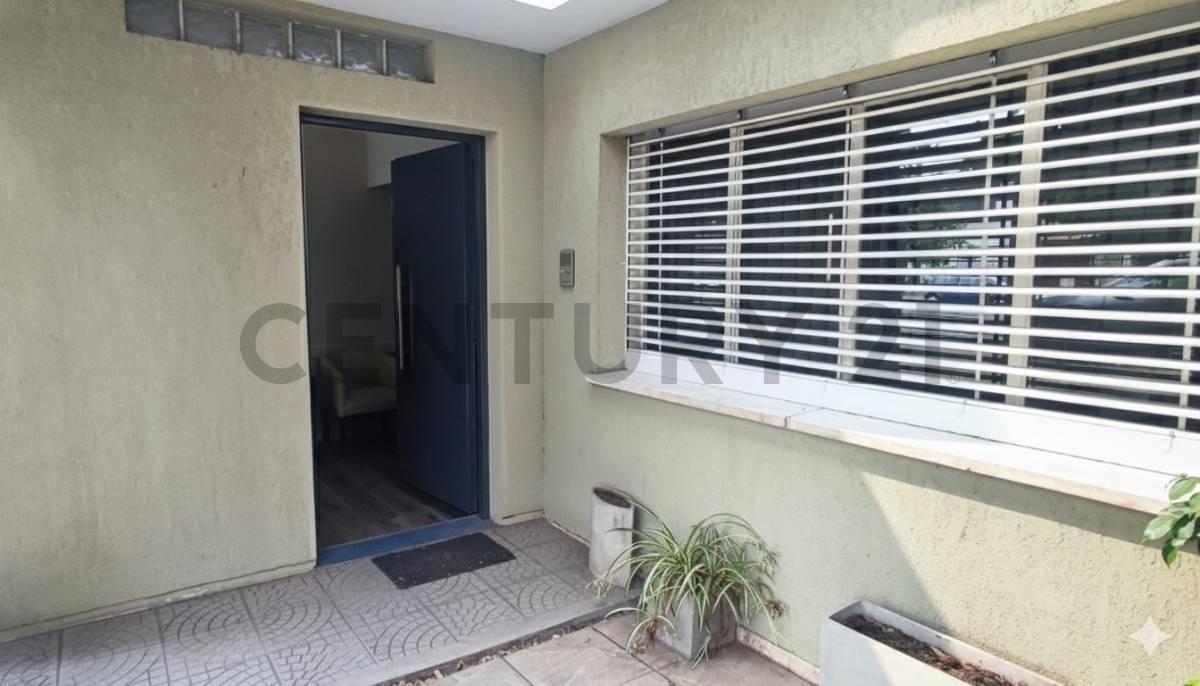 Casa 3 Dormitorios c/ Consultorio en Los Hornos.