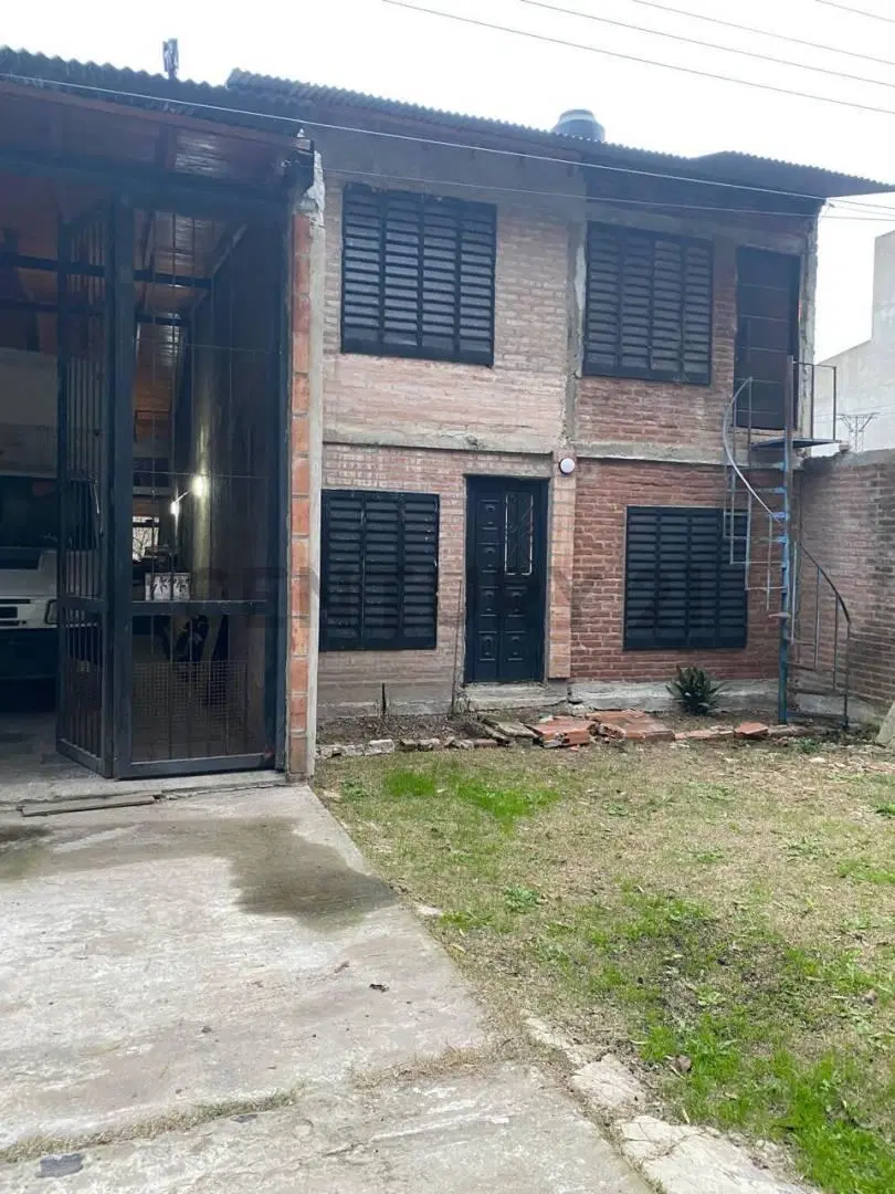 CASA DESARROLLADA EN DOS PLANTAS 4