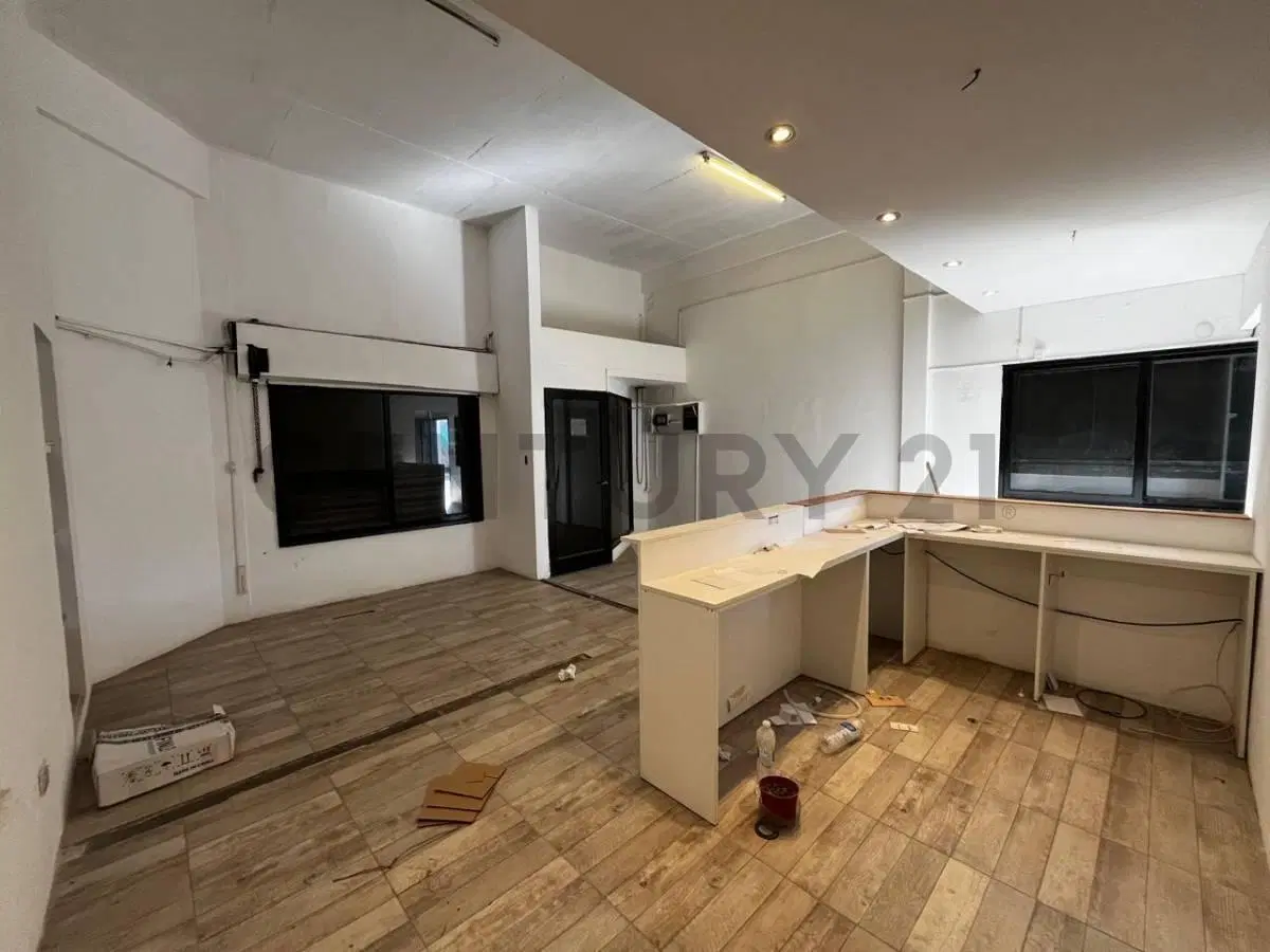 Alquiler de Galpón + Oficina comercial en Avenida 520 y 19, Ringuelet, La Plata. 2
