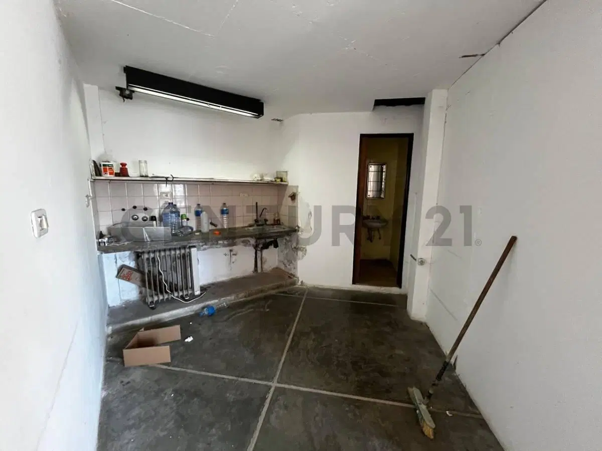 Alquiler de Galpón + Oficina comercial en Avenida 520 y 19, Ringuelet, La Plata. 4